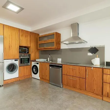 Monaco House Com Jacuzzi E Estacionamento Semesterbostad *